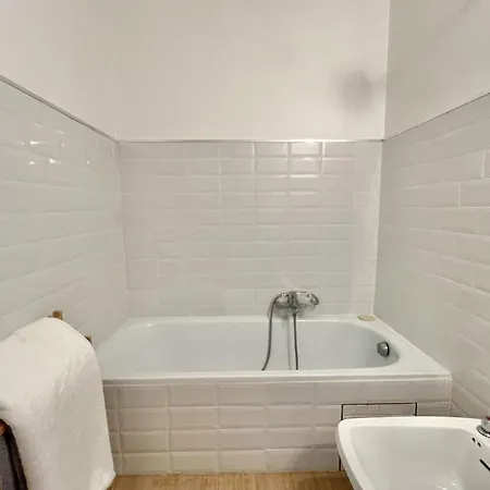 Apartment For 2 With Balcony - Near Park